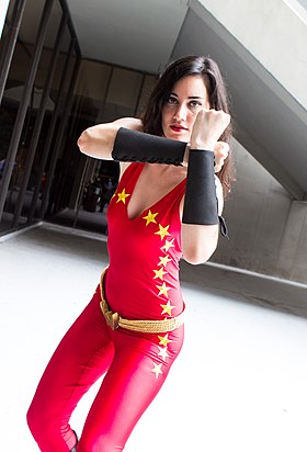 Cosplay de Donna Troy dans son costume de Wonder Girl, 2013.