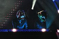 Daft Punk (kiri) dan Swedish House Mafia (kanan) keduanya telah mempengaruhi Avicii.