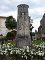 Le monument aux morts sur la place devant mairie et église (juin 2013)