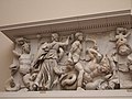 Gigantomachijos fragmentas. Hekatė kaunasi su Klitijumi, Artemidė − su Otu