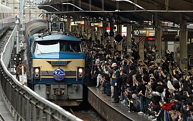 Yöjuna Hayabusan viimeinen vuoro saapumassa Tokion rautatieasemalle
