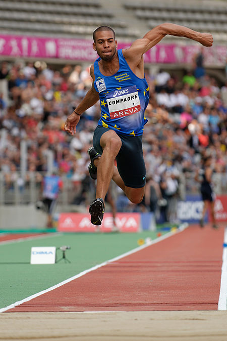 圖為2013年7月在法國巴黎夏洛蒂體育場舉行的法國田徑錦標賽男子三級跳決賽中的邦雅曼·孔波雷。