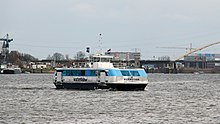 bateau taxi sur une rivière