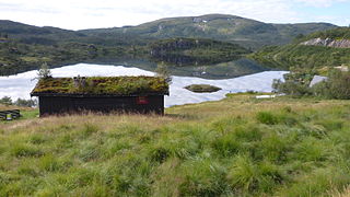 Farmhouse near the lake Mykelvatnet