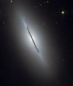 NGC 5866(ayrıca Spindle Galaxy olarak da bilinir) Ejderha takımyıldızında bulunan nispeten parlak merceksi gökada. Bazı gökbilimciler NGC 5866'nın Messier 102 olduğuna inanmaktadırlar ve keşfi konusunda farklı bilgiler vardır. Olasılıkla 1781 yılında Pierre Méchain veya Charles Messier tarafından ya da 1788 yılında William Herschel tarafından keşfedilmiştir. Hubble Uzay Teleskobu tarafından 8 Haziran 2006'da çekilmiştir. (Üreten: HST/NASA/ESA/Hubble Uzay Teleskobu gözlemi)