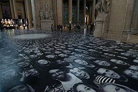 Sol du Panthéon de Paris décoré par JR.