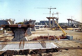 Les viaducs d'accès en cours de construction.