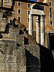 Les colonnes derrière les ruines du podium du temple de Saturne.