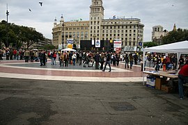 Plaza de Cataluña, la de mayor superficie de España con 50.000 metros cuadrados.[12]​