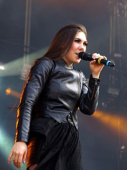 Elize Ryd laulaa Amaranthen konsertissa Tuskassa 2013.