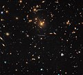 Τόξα και παραμορφώσεις γύρω από το σμήνος SDSS J1050+0017[36]