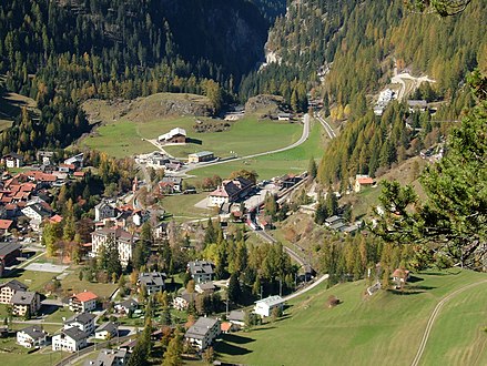 Southbound train after leaving Bergün train station (view from footpath to Piz Darlux) Südwärts fahrender Zug nach dem Verlassen des Bahnhofs Bergün (Blick vom Fussweg zum Piz Darlux)