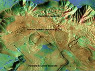 热辐射成像系统拍摄的坎多耳峡谷伪色图显示了水合硫酸盐矿床的位置，红色显示岩石区，绿色和蓝色则显示沙质、布满尘土的区域。