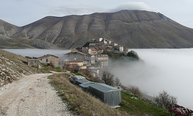 English: Above the fog in the valley, with the mountain Monte Vettore behind.