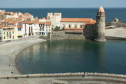 Veduta di una parte di Collioure con la chiesa fortificata