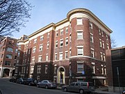 哈佛大學的查普曼樓（原名克雷吉樓，後因建築師而更名）。這座建築建於 1897 年，位於麻薩諸塞州劍橋市，現在已經列入美國《國家史蹟名錄》。