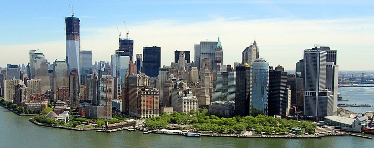 One World Trade Center (ở bên trái) và Tòa nhà Thương mại Thế giới số 4 đang trong quá trình xây dựng, nhìn từ trên một trực thăng vào ngày 30 tháng 4 năm 2012.