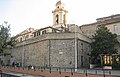 Le mura della Marinella con il varco della porta omonima e la retrostante chiesa di San Marco