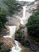 De Negen Draken-waterval (九龍瀑) aan de voet van het gebergte