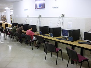 Español: Puestos informáticos en la Biblioteca de la Facultad de Ciencias Económicas y Empresariales