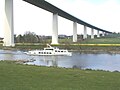 Ruhrtalbrücke mit der "Oberhausen" der Weißen Flotte in Mintard