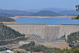 El lago Shasta y la Represa Shasta.