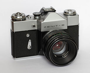 Un appareil photographique Zenit-B muni d'un objectif Helios-44-2. (définition réelle 3 300 × 2 700)