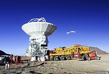 Una antena ALMA en camino desde el centro de operaciones a Chajnantor por primera vez.