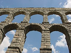 El Acueductu de Segovia ye una de les muestres de la fonda romanización de Hispania. Conduz l'agua una distancia cimera a 15 km, salvando una fonda vaguada, hasta llegar a la pandiella ocupada pela ciudá, lo que-y convierte nel acueductu romanu más llargu calteníu.