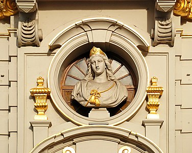 Buste de sainte Barbe sur la façade de la Maison de la Chaloupe d'Or sur la Grand-Place de Bruxelles (Godefroid Van den Kerckhove, 1872).