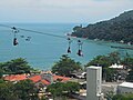 Descida de tirolesa entre o Parque Unipraias, no Morro da Aguada, e a Praia de Laranjeiras.