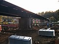 Travaux sur le pont de Godinne, juste après le chômage de la Meuse. On voit sous le tablier, de même que les piles en rivière