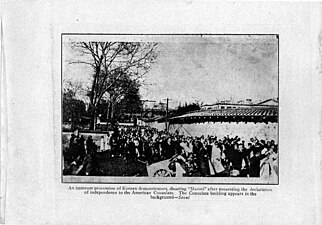 An immense procession of Korean demonstrators, shouting "Mansei" afrer presenting the declaration of independence to the American Consulate. The Consulate building appears in the background―Seoul(어마어마한 행렬의 조선인 시위대가 미국 독립선언 발표 후 만세를 외치고 있다. 미 영사관 빌딩이 배경에 나타나 있다.)