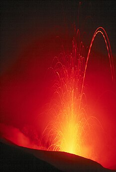 Éruption du Stromboli, un des volcans des îles Éoliennes au nord de la Sicile (Italie). (définition réelle 908 × 1 357*)