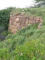 Bastiono de la Fortikaĵo Lal Kot en Mehrauli konstruita de la Tomara reganto Anangpal ĉ. 736.[19]