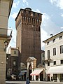 Vicenza - Piazza Castello Meydanı'nda kale kulesi