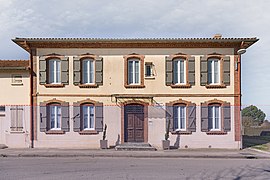 Reyniès - A house shows the level reached by the flood of March 3, 1930 on its facade.
