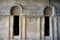 Motivo del arco de Chaitya en un vihara en las cuevas de Bedse.