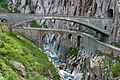 Le pont du Diable, sur la route du col du Saint-Gothard, enjambant les gorges des Schöllenen où coule la Reuss.