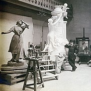 No 115 : Antonin Mercié dans son atelier en 1913.