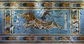 這幅壁畫命名為躍牛壁畫（英语：Bull-Leaping Fresco）（Bull-Leaping Fresco）；西元前1675-1460年；石灰膏；高度：0.8 m，寬度：1 m；出土自克諾索斯（克里特島）的宮殿；伊拉克利翁考古學博物館