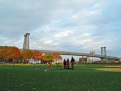 Las torres del puente sobre el Parque del Río Este.