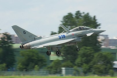 Eurofighter Typhoon mit oben in Rumpfmitte ausgestellter Störklappe kurz vor dem Aufsetzen