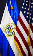 Bandera de Estados Unidos y El Salvador en la Embajada Estadounidense