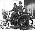 Léon Serpollet et Ernest Archdeacon, lors du premier trajet automobile (en tricycle) Paris-Lyon en 1890.