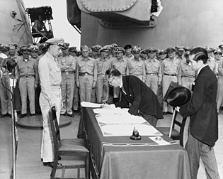 O ministro das Relações Exteriores do Japão, Mamoru Shigemitsu, assina a ata de rendição em nome do governo japonês, a bordo do USS Missouri (BB-63), 2 de setembro de 1945 (definição 5 738 × 4 594)