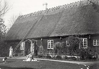 Norra Mellby gamla prästgård, nedmonterat 1928 och flyttad till Broby hembygdspark, där nedbrunnen 1969