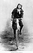 Señorita Paquita Urrutia, una de las primeras aficionadas al ciclismo en Guatemala; era hija del ingeniero Claudio Urrutia, uno de los constructores del mapa en Relieve de Guatemala. Fotografía deportiva de Valdeavellano de 1896.[6]​