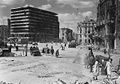 La place en ruines en 1945 (à gauche la Columbushaus et à droite l'hôtel Fürstenhof).