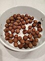 Nueces de laurel tostadas listas para comer o para moler en una pasta en polvo para bebidas y cocinar